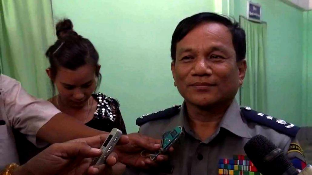 ရဲမှူးကြီးဇော်ခင်အောင်က ရှင်းလင်းပြောကြားနေစဉ်။ ဓာတ်ပုံ-ဉာဏ်လှိုင်လင်း