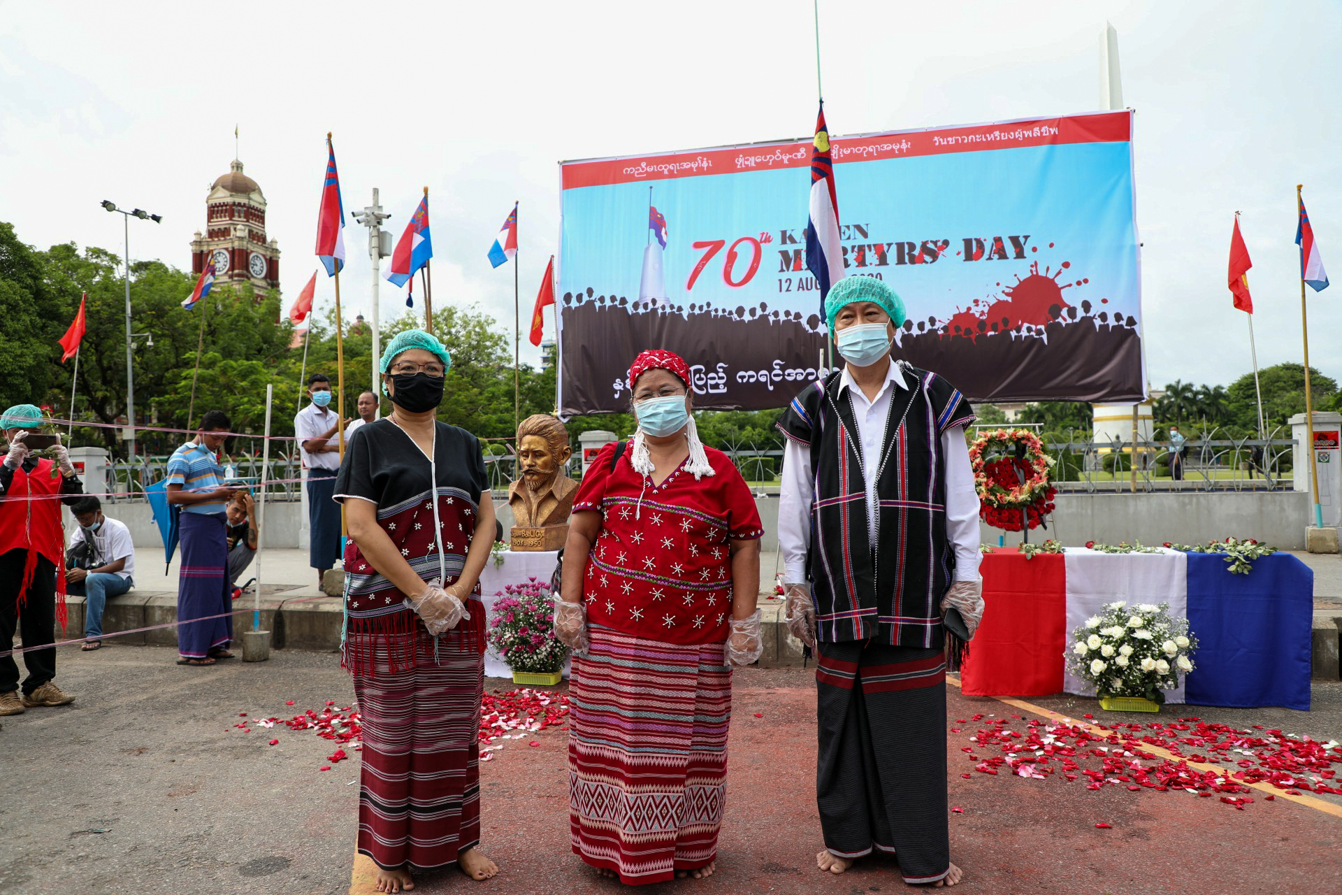 ဩဂုတ် ၁၂ရက်က ကျင်းပခဲ့သည့် နှစ်၇၀မြောက် ကရင်အာဇာနည်နေ့သို့ တက်ရောက်ခဲ့သည့် ကရင်တိုင်းရင်းသားရေးရာဝန်ကြီးနေရာကို ဝင်ရောက်ယှဉ်ပြိုင်ကြမည့် ကိုယ်စားလှယ်လောင်းသုံးဦးကို မြင်တွေ့ရစဉ်။ ၎င်းတို့သည် နော်စူဆန်နာလှလှစိုး (ဝဲဘက်)၊ နော်အုန်းလှ (အလယ်) နှင့် မန်းသန်းဝင်းဦး (ယာဘက်)တို့ ဖြစ်ကြသည်။ (သူရဇော် | ဖရွန်းတီးယားမြန်မာ)