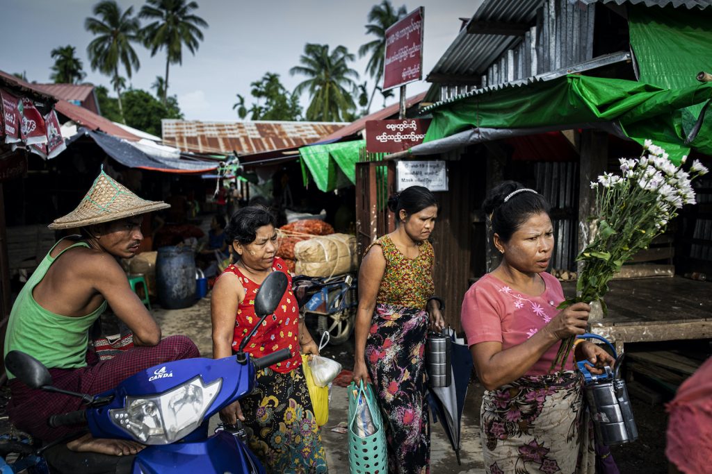 Mrauk-U residents shop at a market without face masks or personal protective equipment on August 21, a day after the first case was confirmed in the town. (Hkun Lat | Frontier)