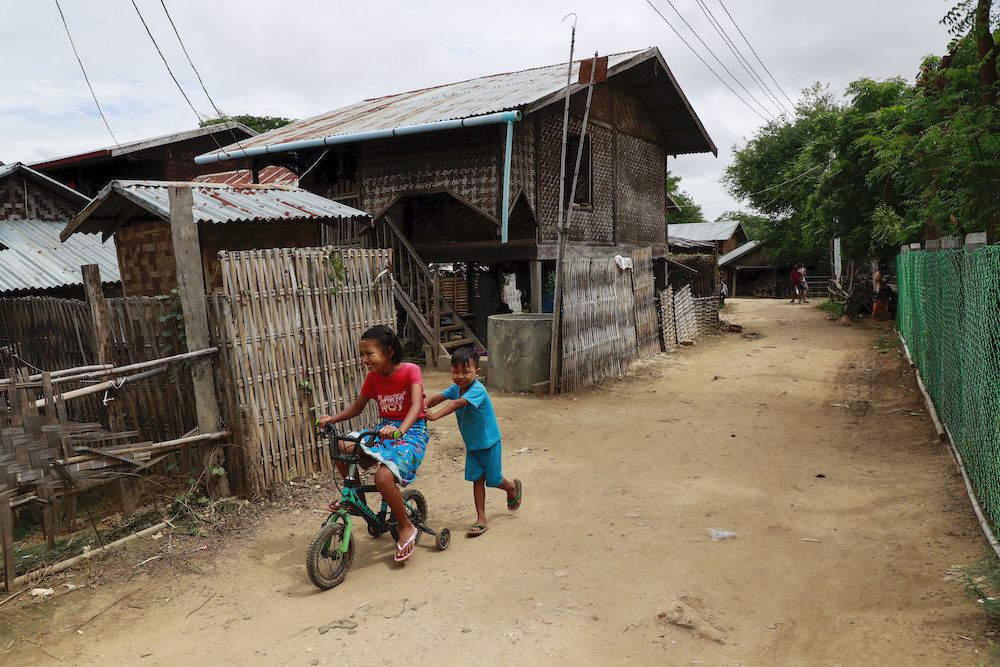 Children play on a dusty lane in Kaw Taw Wa village, Pyawbwe Township, on August 26. (Nyein Su Wai Kyaw Soe | Frontier)