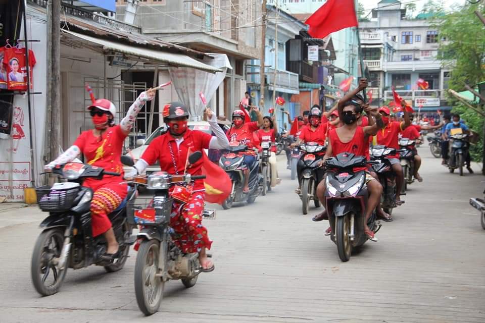 အမျိုးသားဒီမိုကရေစီအဖွဲ့ချုပါတီထောက်ခံသူများ စက်တင်ဘာ၁၆ရက်က ပုလဲမြို့အတွင်း ဆိုင်ကယ်များဖြင့် လှည့်လည်မဲဆွယ်နေသည်ကို မြင်တွေ့ရစဉ်။ (ဓာတ်ပုံ | မုံရွာဂေဇက်)