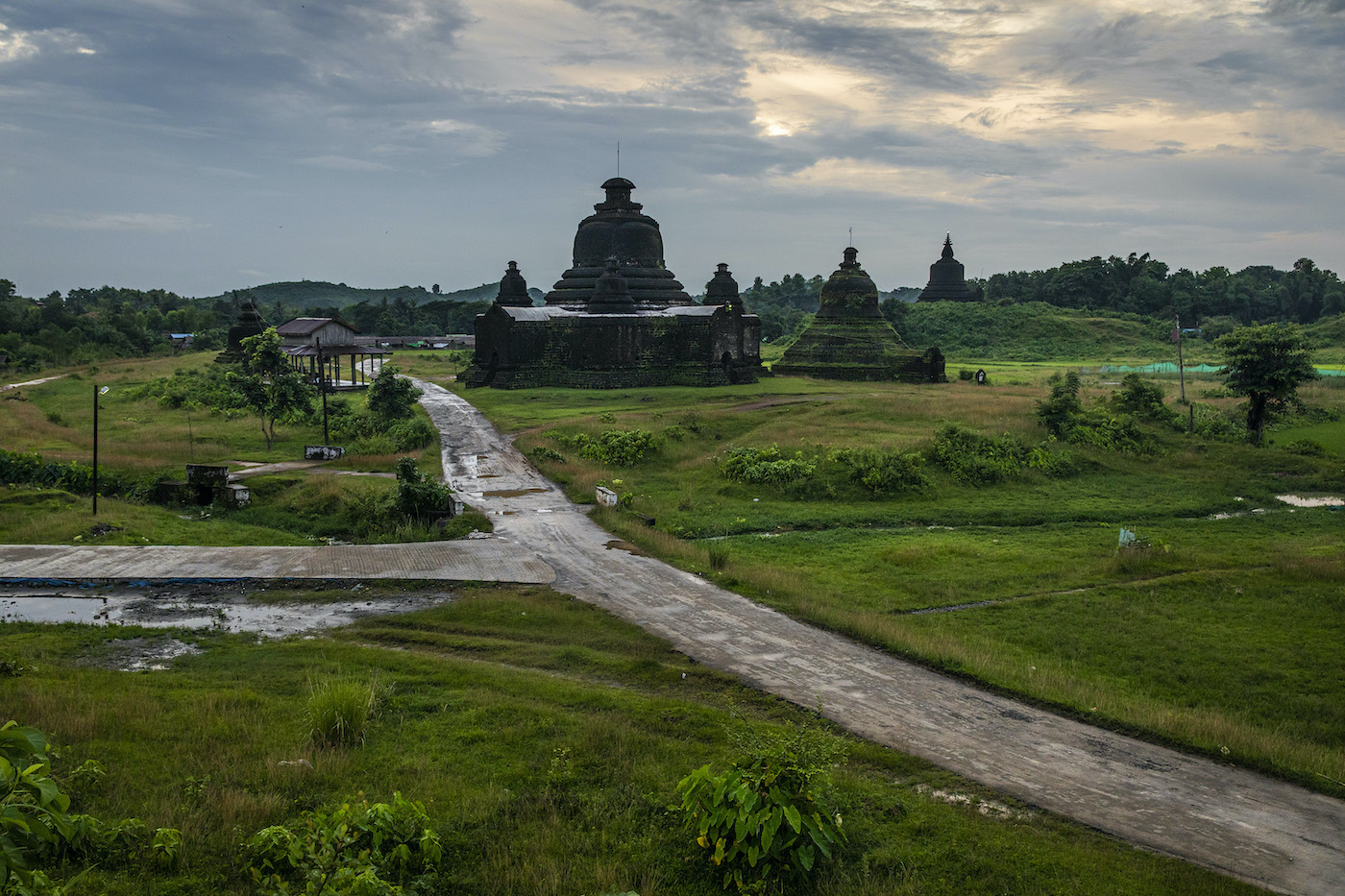 မြောက်ဦးမြို့နယ်ရှိ ရှေးဟောင်းယဉ်ကျေးမှုအမွေအနှစ်ဖြစ်သော လေးမျက်နှာဘုရားကို ဩဂုတ်လအတွင်းက မြင်တွေ့ရစဉ်။ မြောက်ဦးမြို့နယ်တစ်ခုလုံးသည် လုံခြုံရေးအကြောင်းပြချက်ကြောင့် လာမည့် နိုဝင်ဘာ၈ရက်တွင် ကျင်းပမည့် ရွေးကောက်ပွဲတွင် မဲပေးခွင့်ရကြမည်မဟုတ်ပေ။ (ခွန်လတ် | ဖရွန်းတီးယားမြန်မာ)
