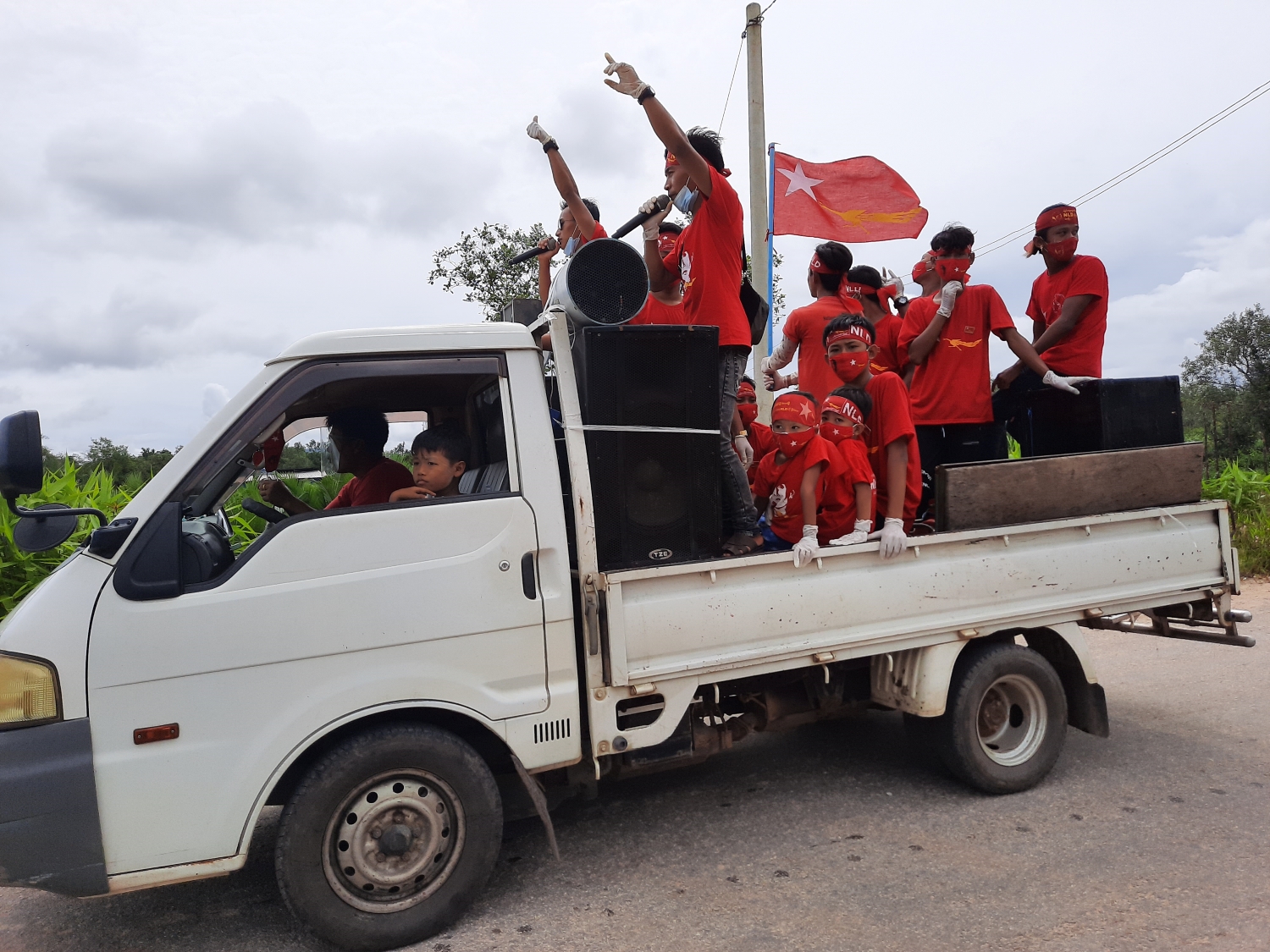 ထားဝယ်မြို့အတွင်း မဲဆွယ်စည်းရုံး၍ လှည့်လည်သွားလာနေသော အမျိုးသားဒီမိုကရေစီအဖွဲ့ချုပ်ထောက်ခံသူများကို စက်တင်ဘာ၂၇ရက်က မြင်တွေ့ရစဉ်။ (ဓာတ်ပုံ | Dawei Watch)