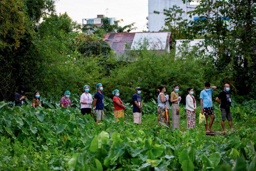 Voters line up in South Okkalapa Township this morning. (Hkun Lat | Frontier)