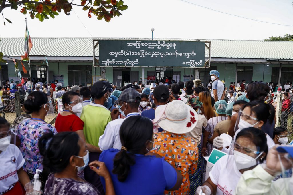 The large number of voters at the polling station in Kyan Sit Thar ward in Dala Township made social distancing all but impossible. (Nyein Su Wai Kyaw Soe | Frontier)