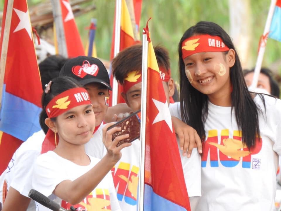 Mon Unity Party supporters in Chaungzon Township, on Mon State's Bilu Island, near the state capital Mawlamyine, on November 4. (Supplied/Nai Mon)