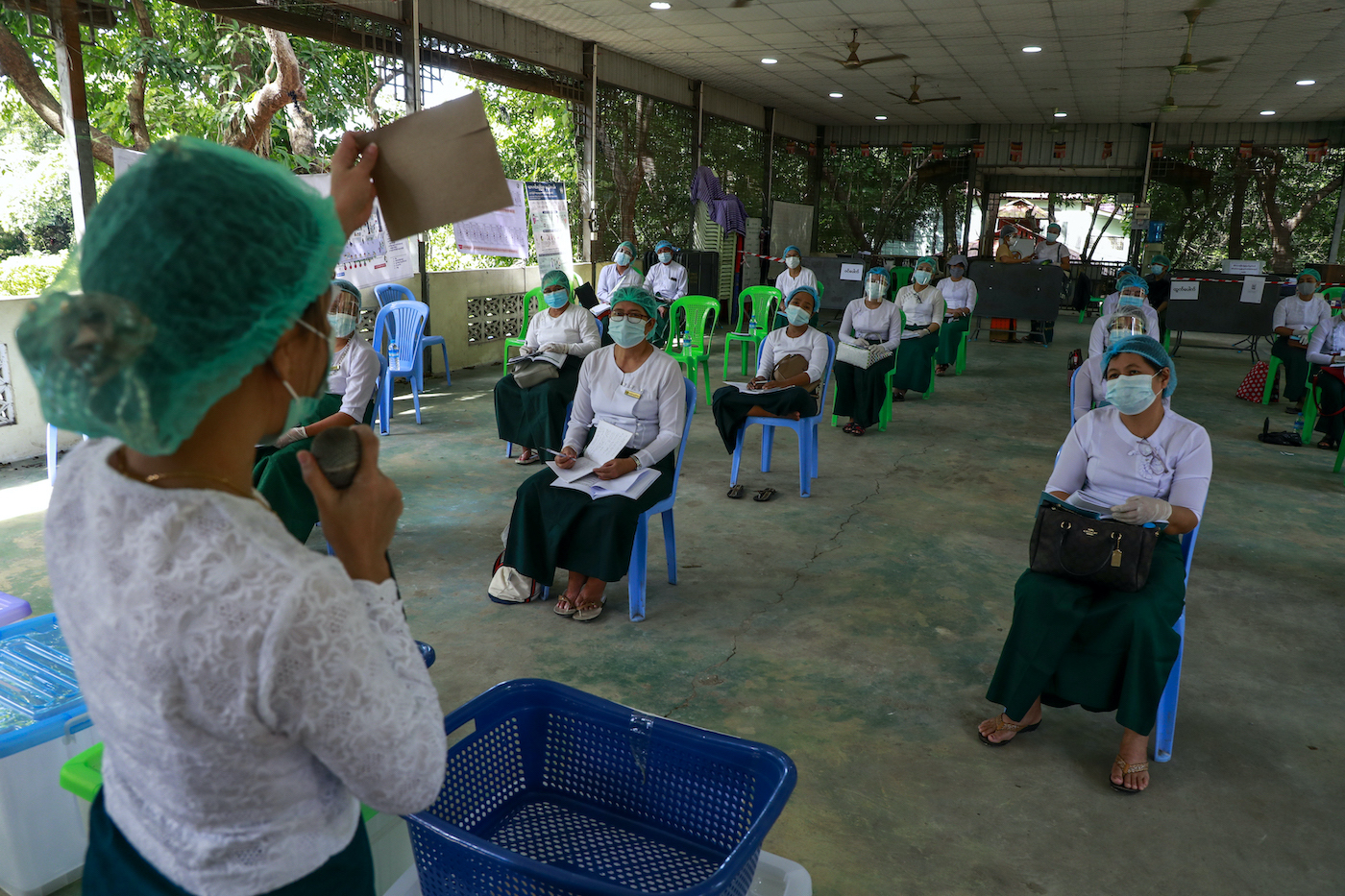 အောက်တိုဘာ၂၃ရက်က အင်းစိန်မြို့နယ်၊ မင်းကွန်းကျောင်းတိုက်အတွင်း ပြုလုပ်ခဲ့သည့် မဲရုံကြီးကြပ်မှုသင်တန်းသို့ တက်ရောက်လာသော ကျောင်းဆရာ၊ ဆရာမများကို မြင်တွေ့ရစဉ်။ (ငြိမ်းဆုဝေကျော်စိုး | ဖရွန်းတီးယားမြန်မာ)