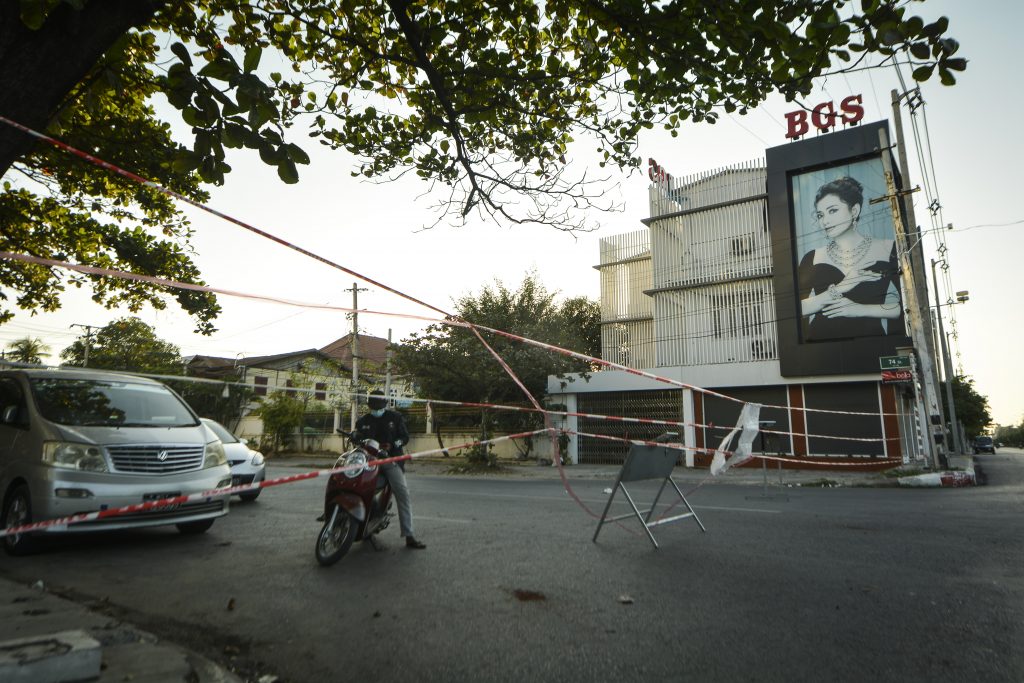 Traffic is blocked by a barricade set up in the wake of strict limits on cross-township travel in downtown Mandalay, where COVID-19 cases have recently exploded. (Teza Hlaing | Frontier)