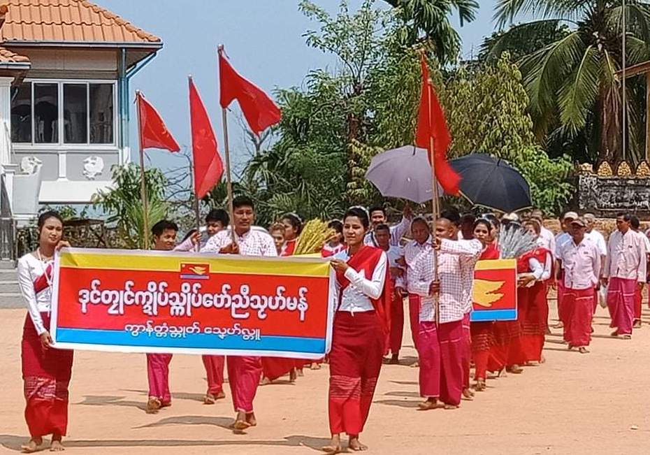 ၂၀၂၀၊ နိုဝင်ဘာ၈ရက် ရွေးကောက်ပွဲအတွက် မဲဆွယ်စည်းရုံးနေသည့် မွန်ညီညွတ်ရေးပါတီဝင်များကို ယမန်နှစ်က မြင်တွေ့ခဲ့ရစဉ်။ (ဓာတ်ပုံ | မွန်ညီညွတ်ရေးပါတီ)