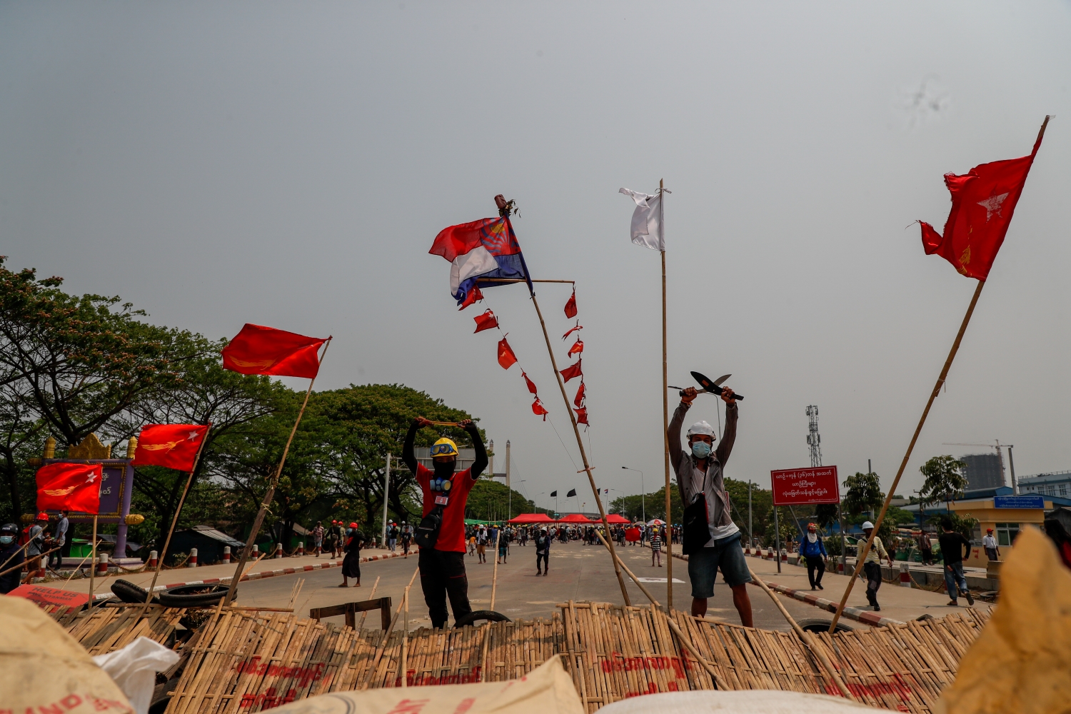 လှိုင်မြစ်ကိုဖြတ်သန်း၍ တည်ဆောက်ထားသောတံတားအနီး ဓားများကိုင်၍ ဆန္ဒပြပွဲတွင် ပါဝင်နေသည့် လှိုင်သာယာမြို့ခံအချို့ကို မတ်၁၄ရက်က မြင်တွေ့ခဲ့ရစဉ်။ (ဓာတ်ပုံ | ဖရွန်းတီးယားမြန်မာ)