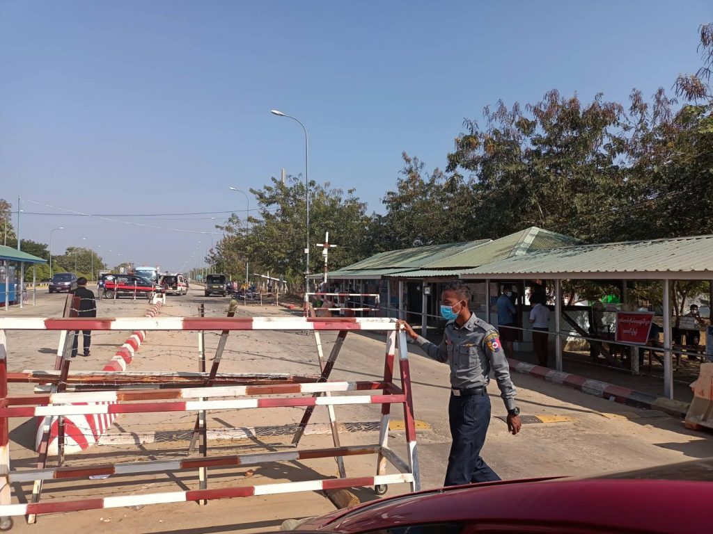 A police officer at a highway checkpoint. (Frontier)