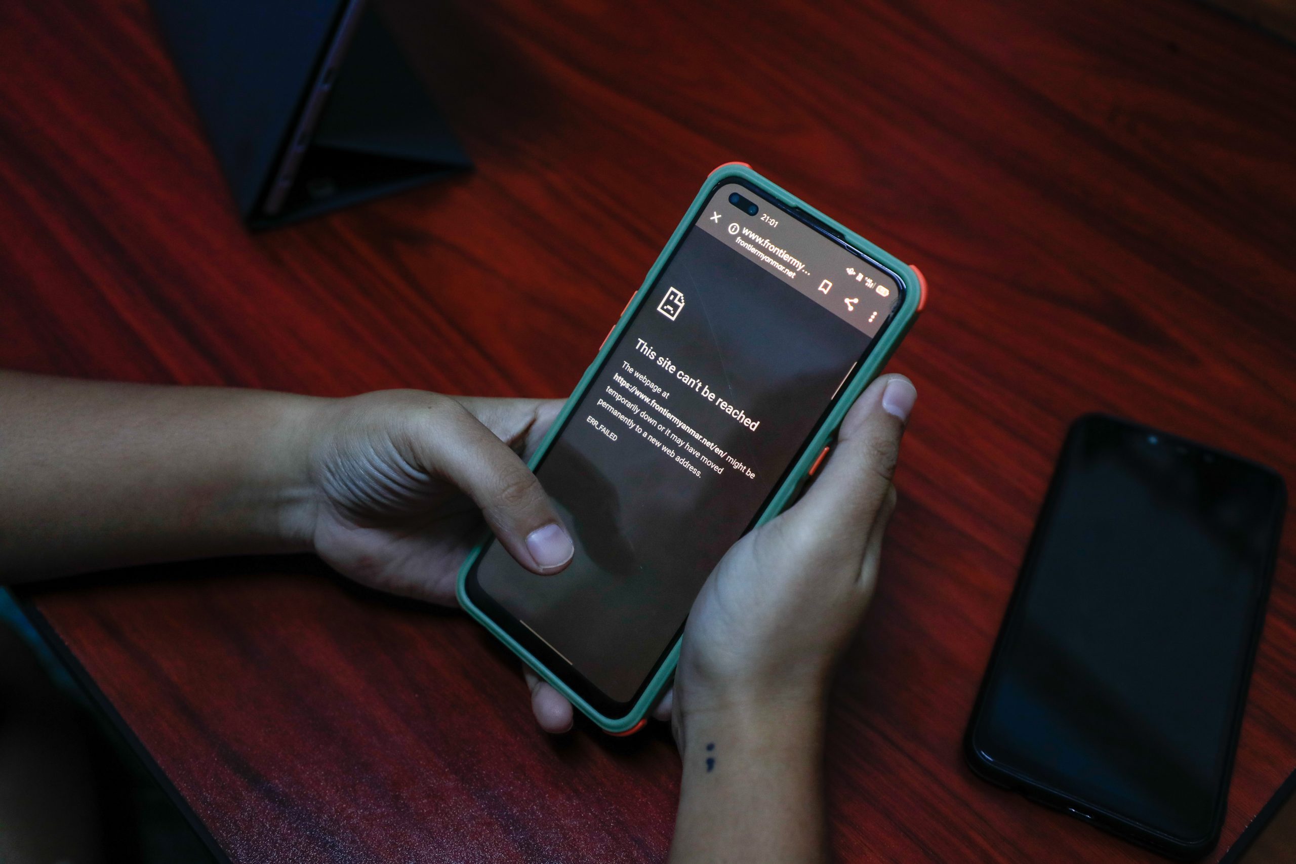 Someone holding a phone with the screen showing a browser not connecting to Frontier's website on June 29, 2021 (Frontier).