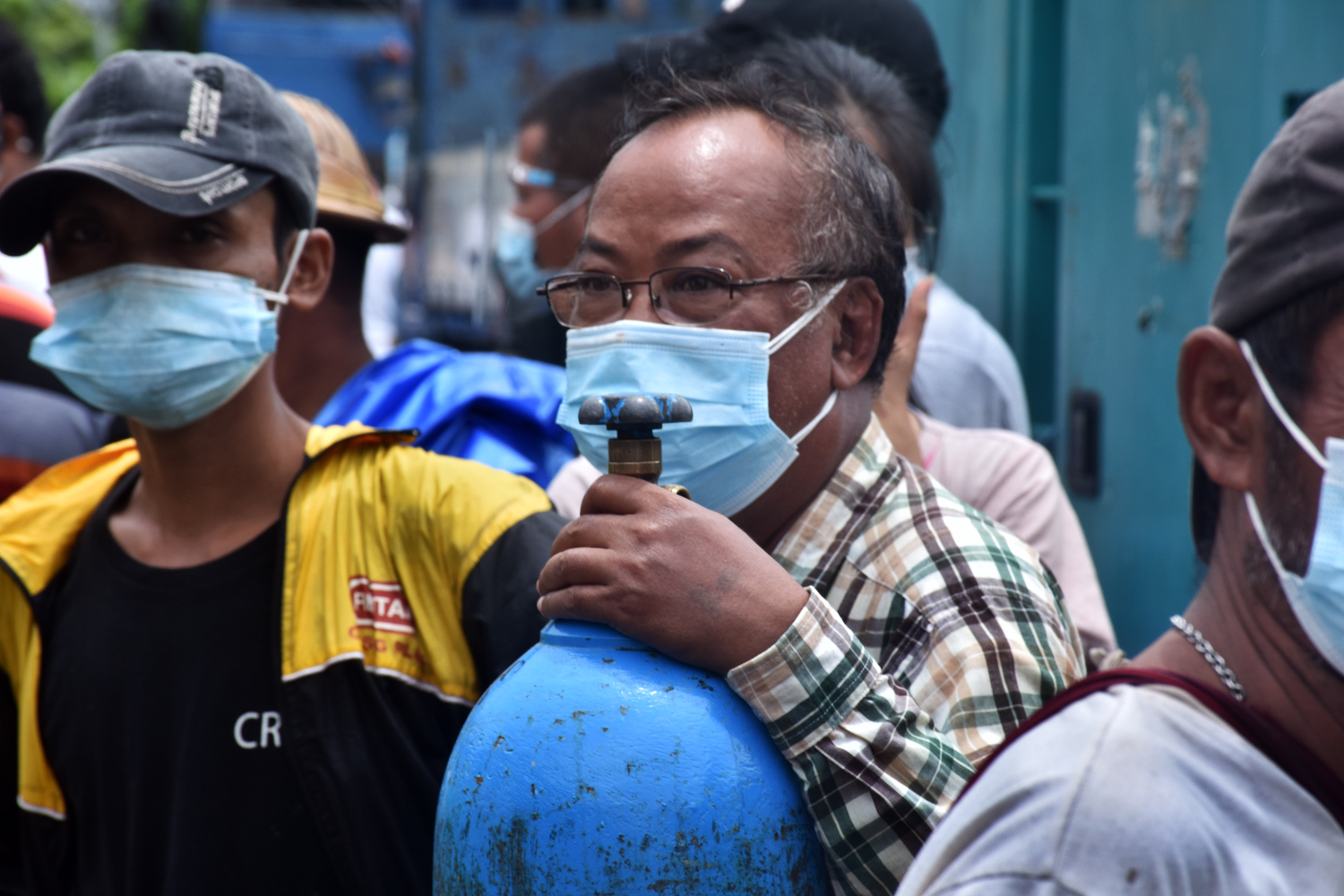 Yangon residents gather at the privately run Matesat oxygen factory in South Dagon Township on July 13. (Frontier)