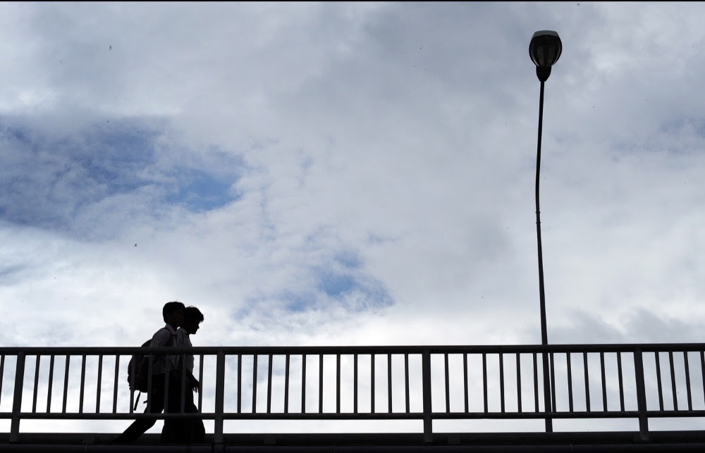 Myanmar migrants cross a bridge linking Myanmar and Thailand. (Frontier)