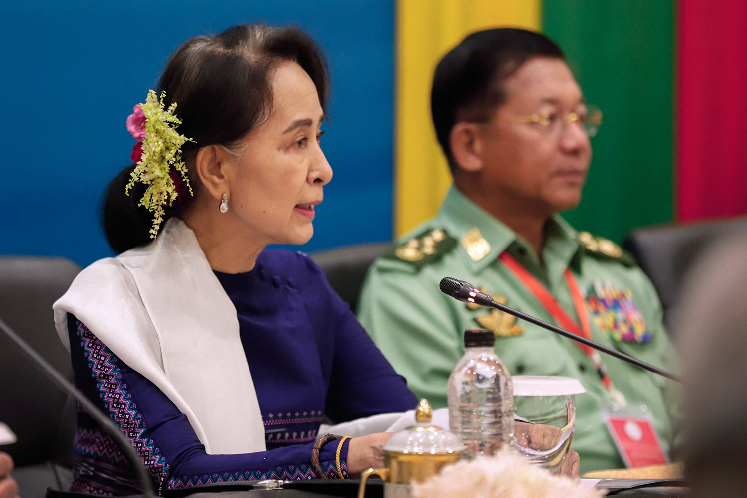 Aung San Suu Kyi presides over a meeting in Nay Pyi Taw with Senior General Min Aung Hlaing on the third anniversary of the signing of Myanmar's Nationwide Ceasefire Agreement on October 15, 2018. (AFP)