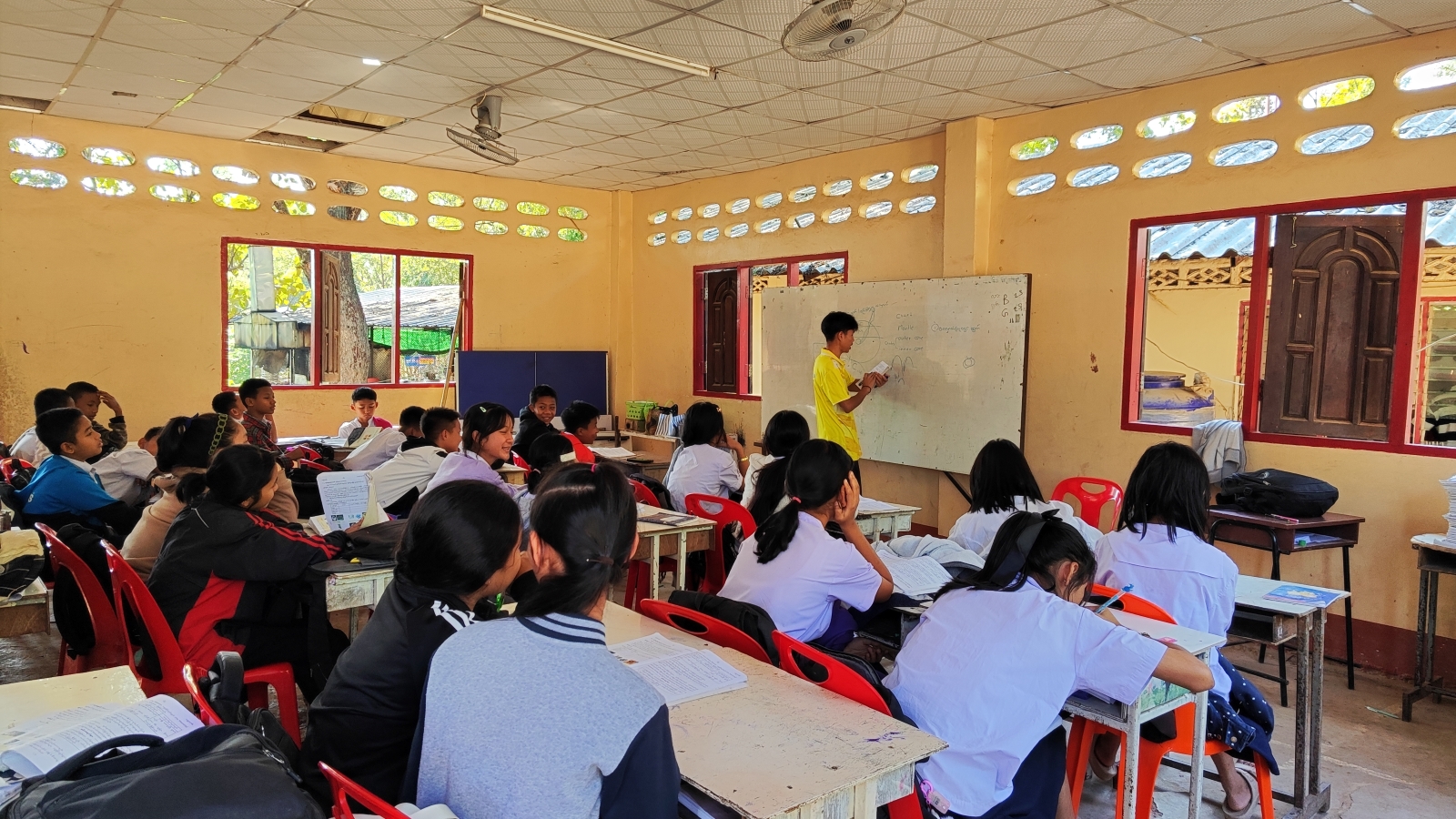 A volunteer teacher leads an English class at the New Blood Learning Center in Mae Sot, Thailand, on January 8. (Moe Thaw Dar Swe | Frontier)