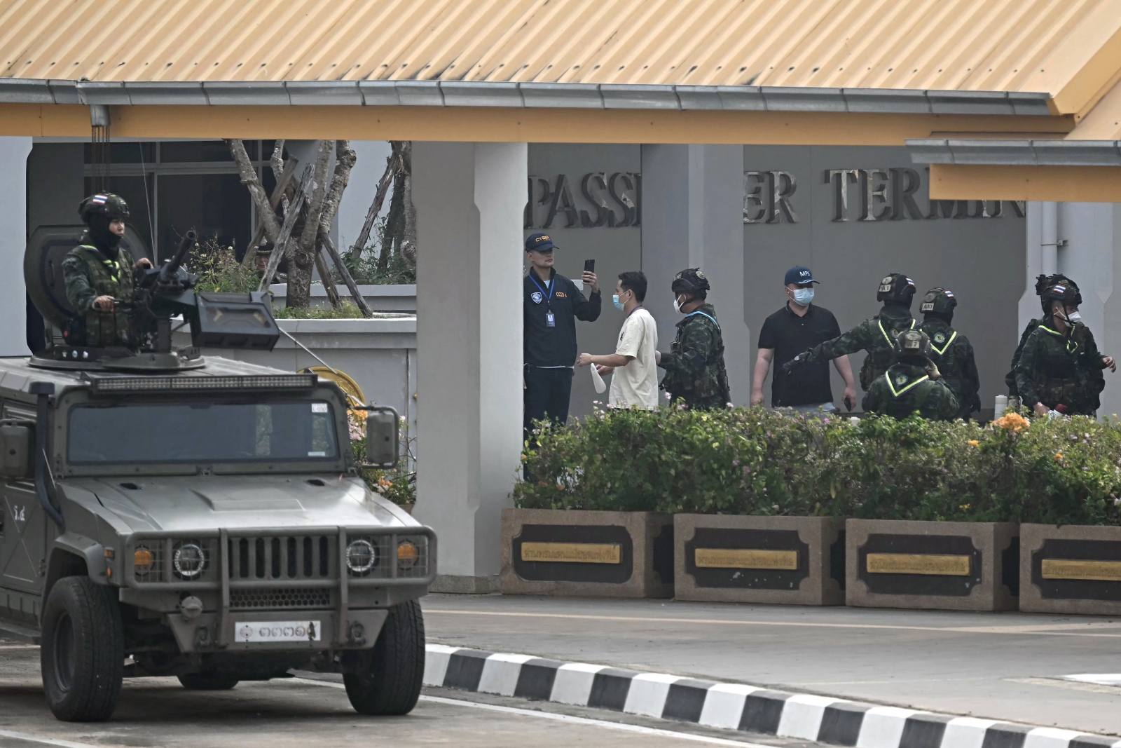Thai soldiers look on as cyber scam workers arrive from Kayin State’s Myawaddy Township at a border checkpoint in the Thai town of Mae Sot on February 20. (AFP)