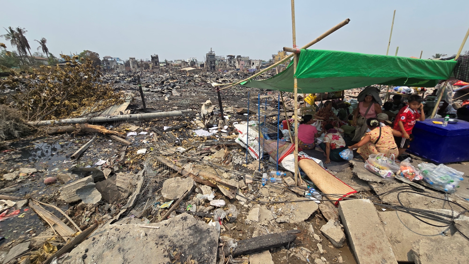 People sleep under a makeshift shelter in the Sein Pan neighbourhood of Mandalay’s Maha Aung Myay Township, where the March 28 earthquake destroyed more than 400 houses, on April 4. (Zaw Zaw | Frontier)
