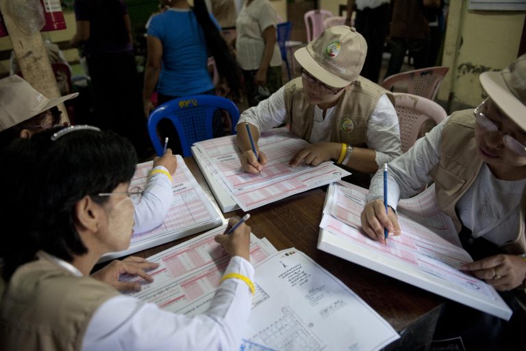 ၂၀၁၄၊ မတ်၃၀ရက်တွင် ရန်ကုန်မြို့တစ်နေရာတွင် သန်းခေါင်စာရင်း ကောက်ယူနေသူများကို မြင်တွေ့ရစဉ်။ (ဓာတ်ပုံ - အေအက်ဖ်ပီ)