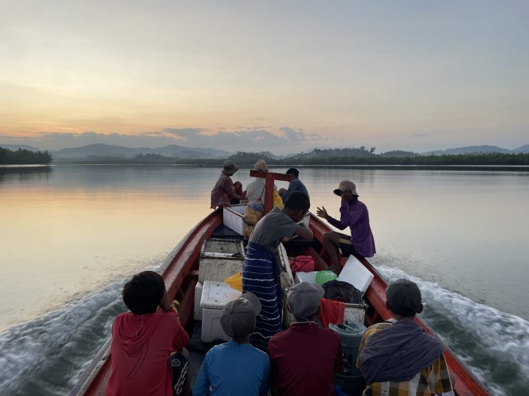 A crew sets out to catch mantis shrimps and other sea life in Tanintharyi Region’s Bokpyin Township on December 18. (Mg Htin | Frontier)