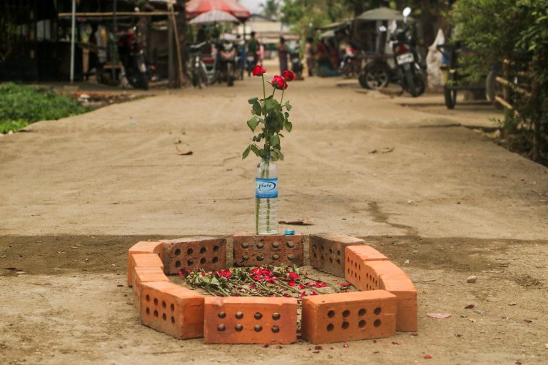 ဖြိုခွင်းမှုအတွင်း ဆန္ဒပြသူတစ်ဦး ကျဆုံးသွားသောနေရာတွင် နှင်းဆီပန်းစိုက်၍ အောက်မေ့သတိရမှုကို ပြသခဲ့ကြသည်။ (ဓာတ်ပုံ | ဖရွန်းတီးယားမြန်မာ)