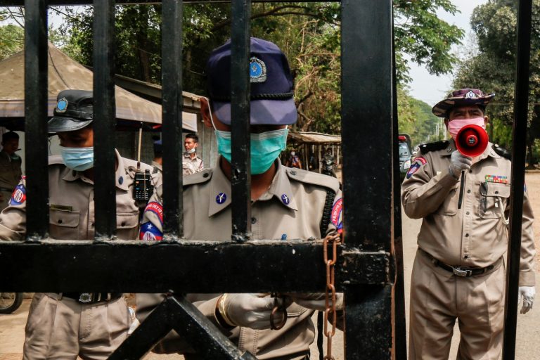 Prison officials stand guard at Yangon’s Insein Prison as prisoners are released on April 17, as about 23,000 prisoners are pardoned nationwide to mark the Thingyan holiday. (AFP)