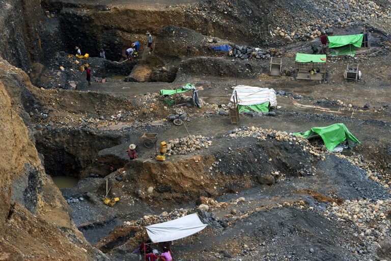 Freelance miners at a jade mine in Kachin State’s Hpakant Township on October 4, 2015. (AFP)