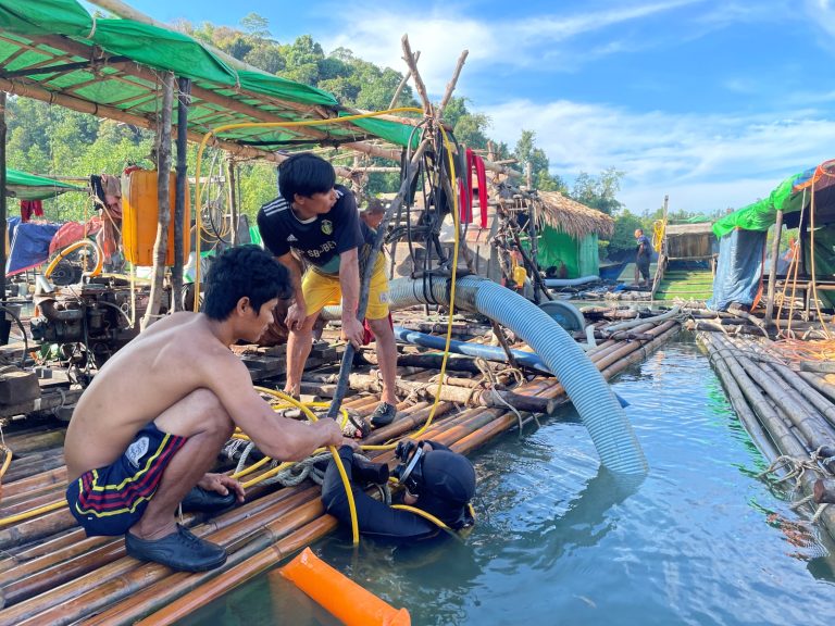 A diver prepares to go under water in search of lead in Han Ka Pyu village tract, in Tanintharyi Region’s Bokpyin Township, on December 8. (Mg Htin | Frontier)