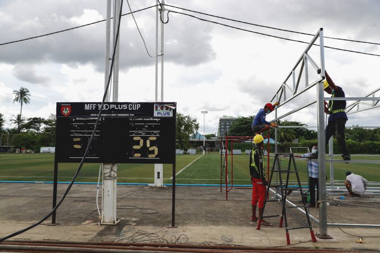 Workers from the Ayeyarwady Foundation build a temporary treatment center to house COVID-19 patients and suspected patients at the Thuwanna youth training center in Yangon on September 16. (Nyein Su Wai Kyaw Soe | Frontier)