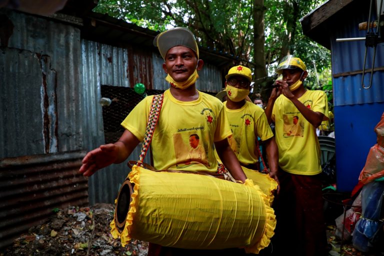 ပြည်ထောင်စုကောင်းကျိုးဆောင်ပါတီဝင်များ စက်တင်ဘာလအတွင်း ရန်ကုန်တိုင်းဒေသကြီး၊ လသာမြို့နယ်တွင် မဲဆွယ်စည်းရုံးနေကြစဉ်။ (ငြိမ်းဆုဝေကျော်စိုး | ဖရွန်းတီးယားမြန်မာ)