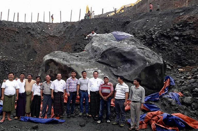 giant-jade-stone-in-kachin-too-big-to-move-1582222907