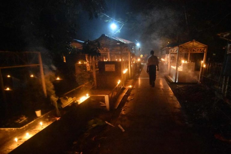 liberating-ghosts-at-yangons-yayway-cemetery-1582179664