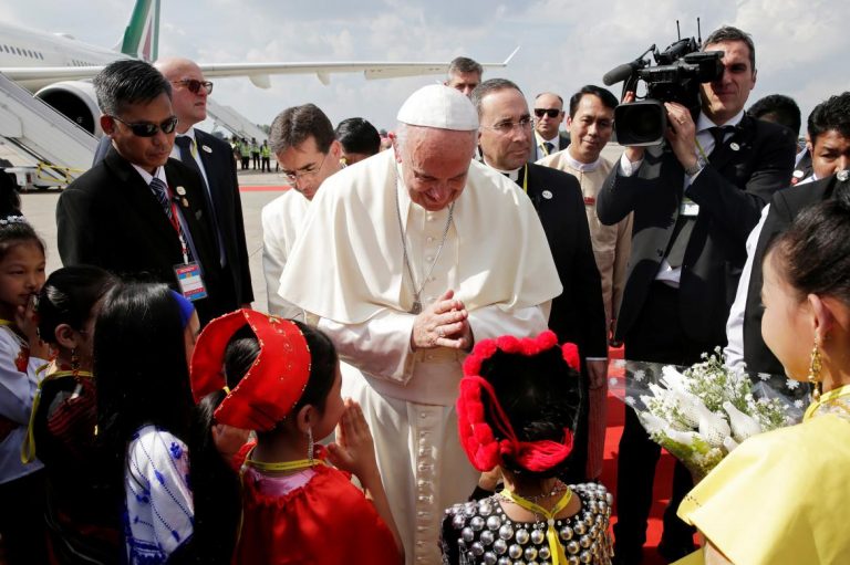 pope-meets-min-aung-hlaing-in-shadow-of-rakhine-crisis-1582212643