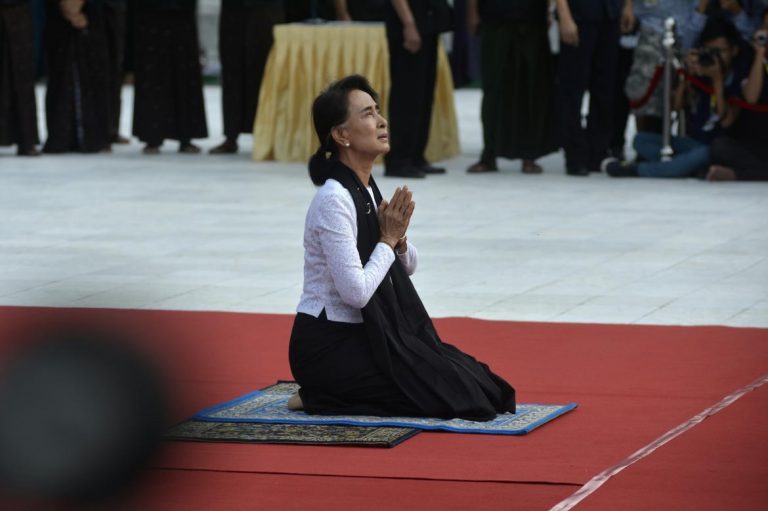 suu-kyi-military-chief-join-sombre-martyrs-day-ceremony-1582225237