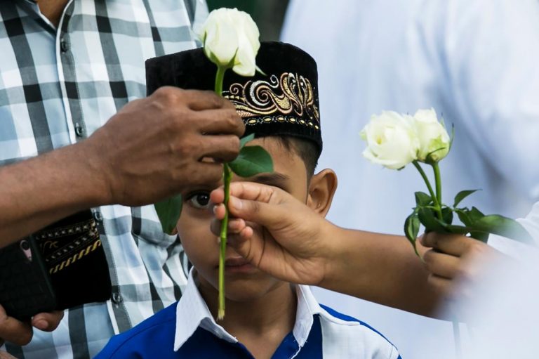 white-roses-offer-eid-solidarity-to-muslims-1582201252